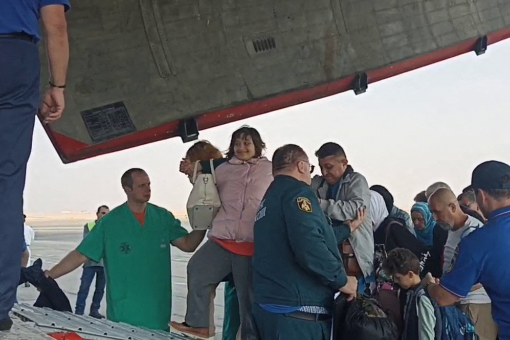 وصول أول طائرة تقل روسيين تم إجلاؤهم من غزة إلى موسكو