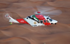 الصورة: الصورة: المركز الوطني للبحث والإنقاذ يخلي مصاباً أمريكياً في صحراء الفاية
