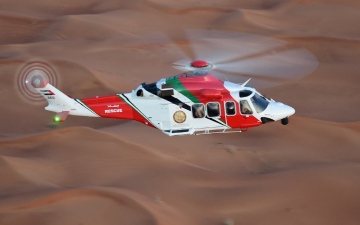 الصورة: الصورة: المركز الوطني للبحث والإنقاذ يخلي مصاباً أمريكياً في صحراء الفاية
