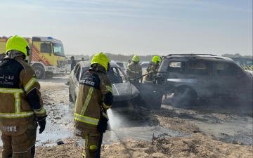الصورة: الصورة: دفاع مدني دبي يسيطر على حريق مركبتين دون إصابات