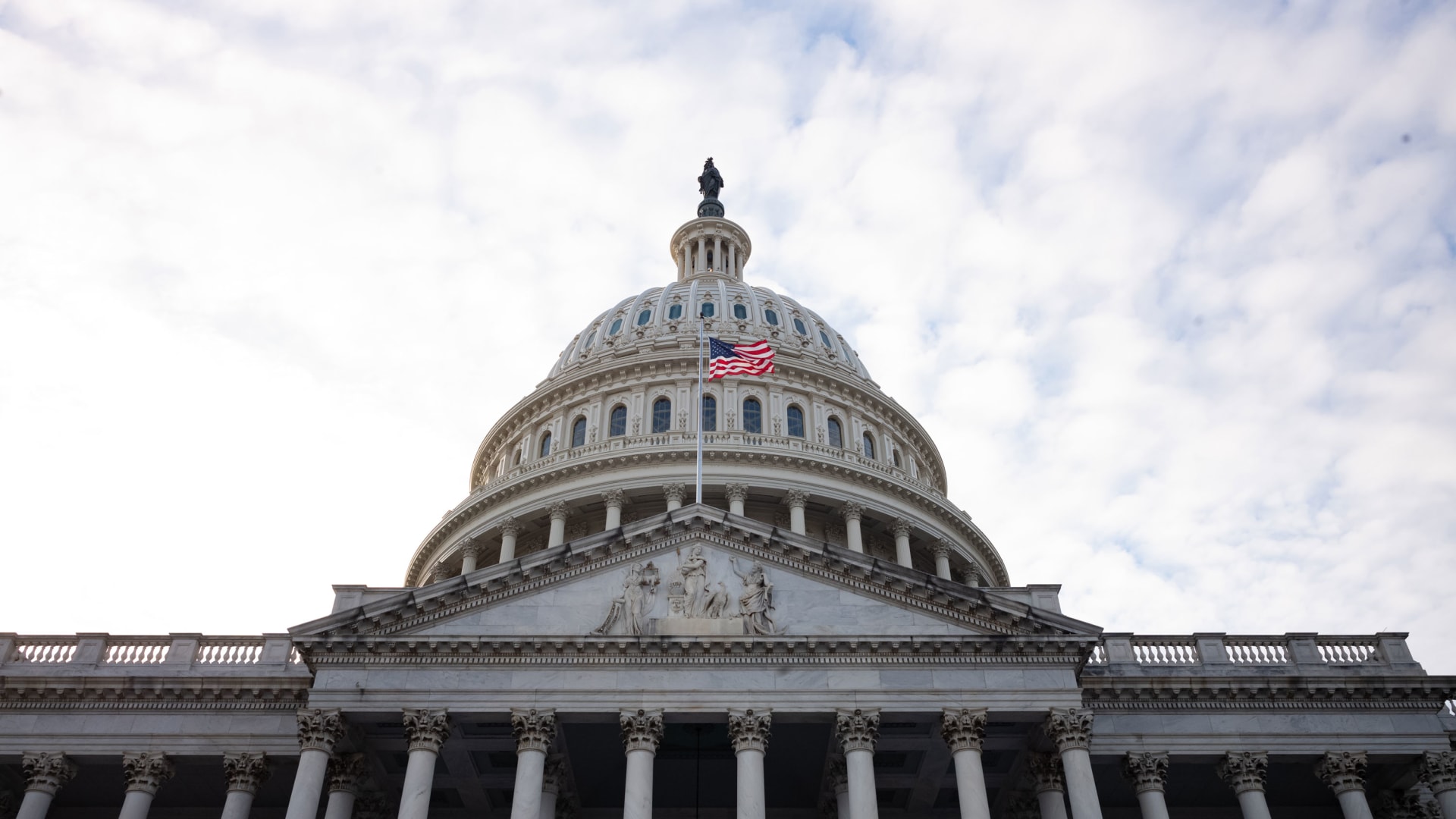 تجنباً لإغلاق الحكومة.. الكونغرس الأمريكي يصادق على حزمة إنفاق مؤقتة