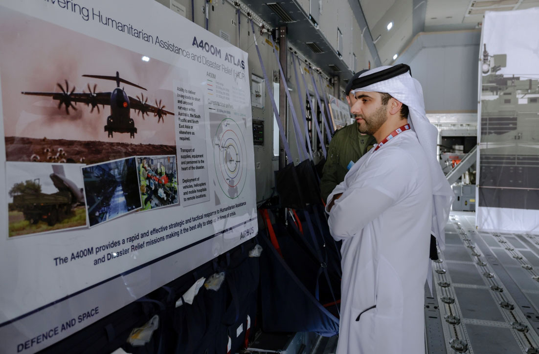 الصورة : منصور بن محمد يتفقد أحد الأجنحة المشاركة في معرض دبي للطيران  |  تصوير: خليفة عيسى وأحمد المرزوقي