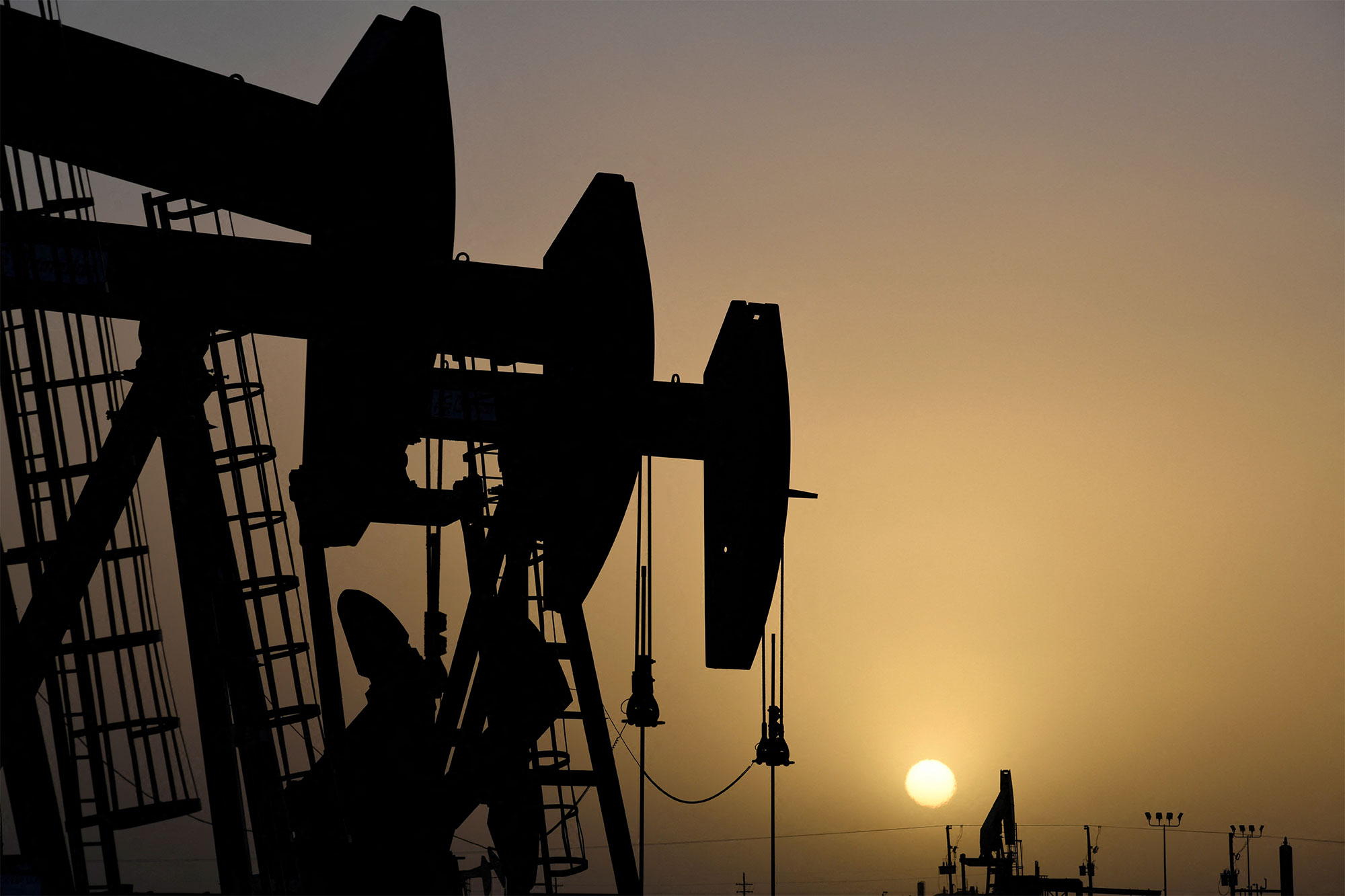 النفط يقفز 4% بعد أسبوع مبيعات مكثفة لكنه يهبط لأسبوع رابع