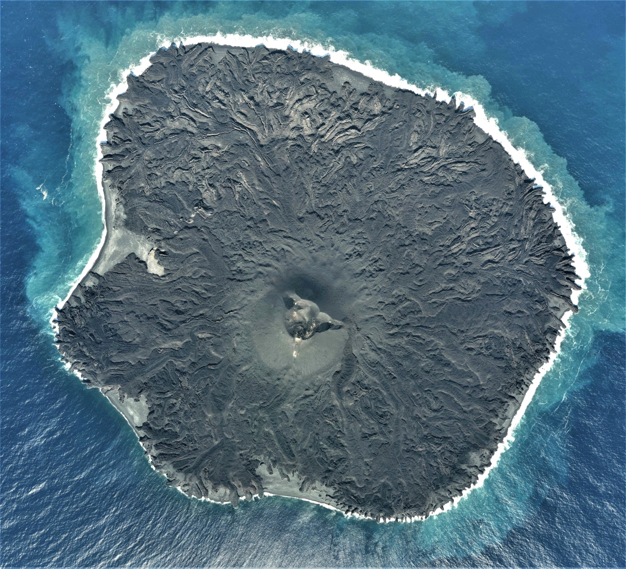 الصورة : 2013 ظهور جزيرة نيشينو الواقعة في المحيط الهادئ والتابعة لليابان بعد ثوران أحد البراكين في المحيط.
