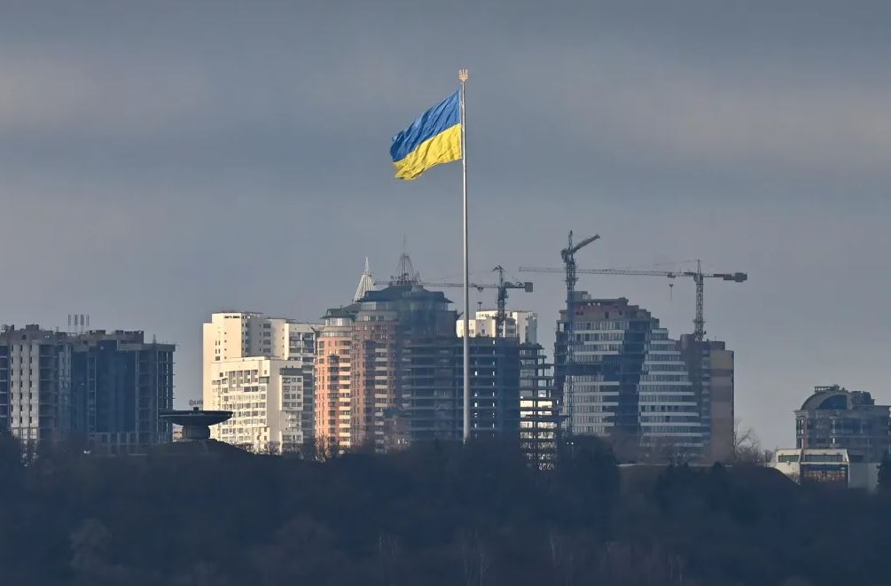 أوكرانيا تقيل اثنين من كبار مسؤولي الأمن السيبراني في تحقيق فساد يشمل شراء برمجيات