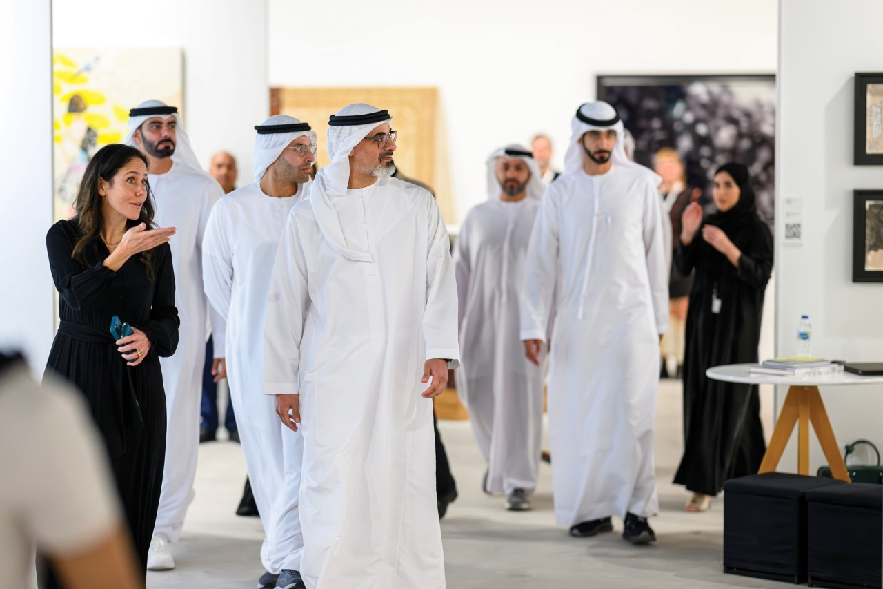 الصورة : خالد بن محمد خلال افتتاحه معرض فن أبوظبي بحضور محمد المبارك - وام