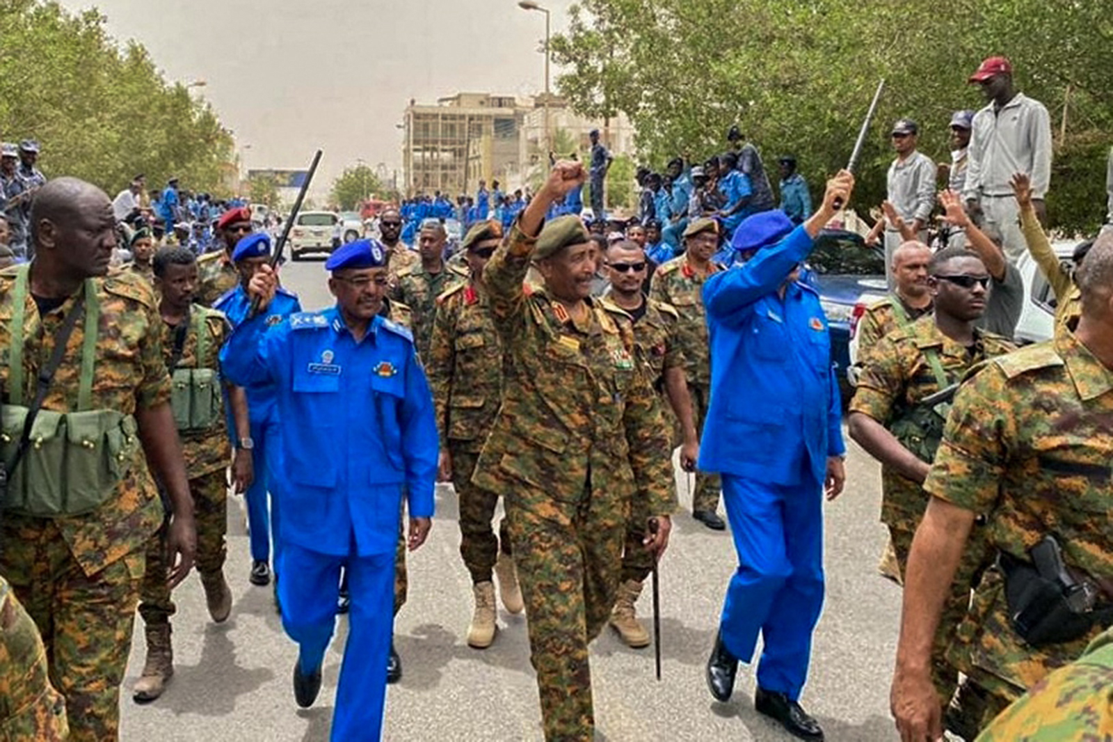 بقرار من البرهان.. إقالة 4 وزراء من حكومة السودان