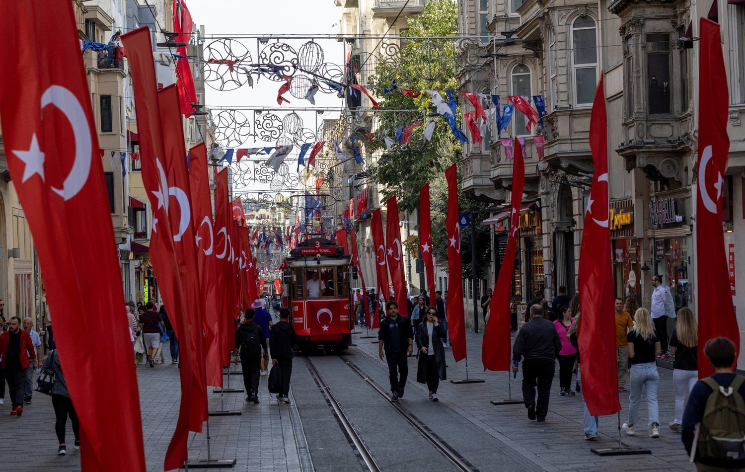 البنك المركزي التركي يفاجئ الأسواق ويرفع سعر الفائدة إلى 40 %