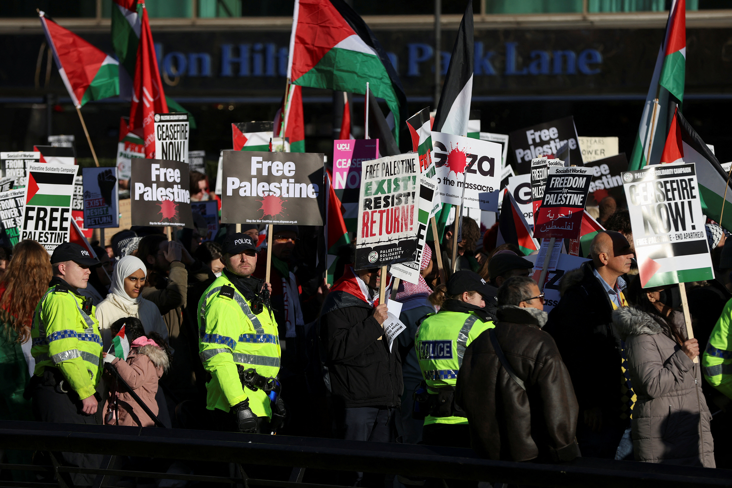 عشرات الآلاف يتظاهرون في لندن للمطالبة بوقف دائم لإطلاق النار في غزة