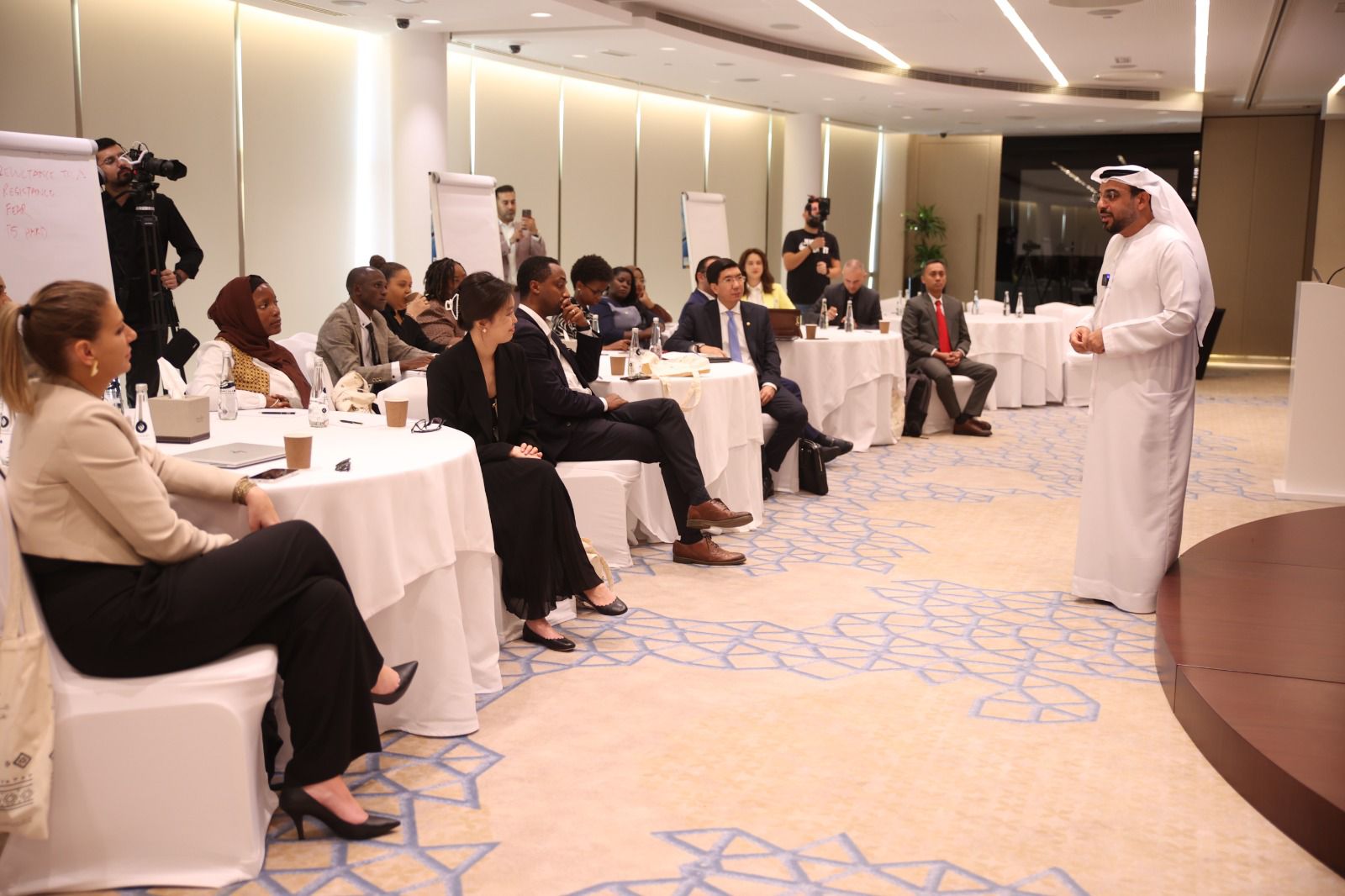 منتسبو البرنامج الدولي للمدراء الحكوميين يطلعون على أفضل الممارسات الإماراتية في القطاعات الاستراتيجية