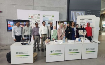 الصورة: الصورة: باحثون في جامعة خليفة يستعرضون مشاريع صديقة للبيئة خلال «كوب 28»