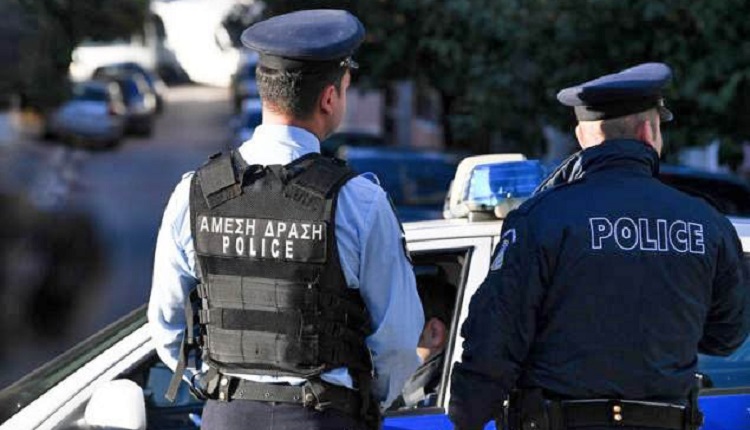 الشرطة اليونانية تقبض على 6 من مهربي المهاجرين المزعومين وتبحث عن 7 آخرين