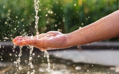 الصورة: الصورة: 74 % من السكان في الإمارات يفضلون تغيير عادات استخدام المياه