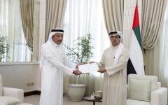 الصورة: الصورة: رئيس الدولة يتلقى دعوة أمير قطر للمشاركة في القمة الخليجية