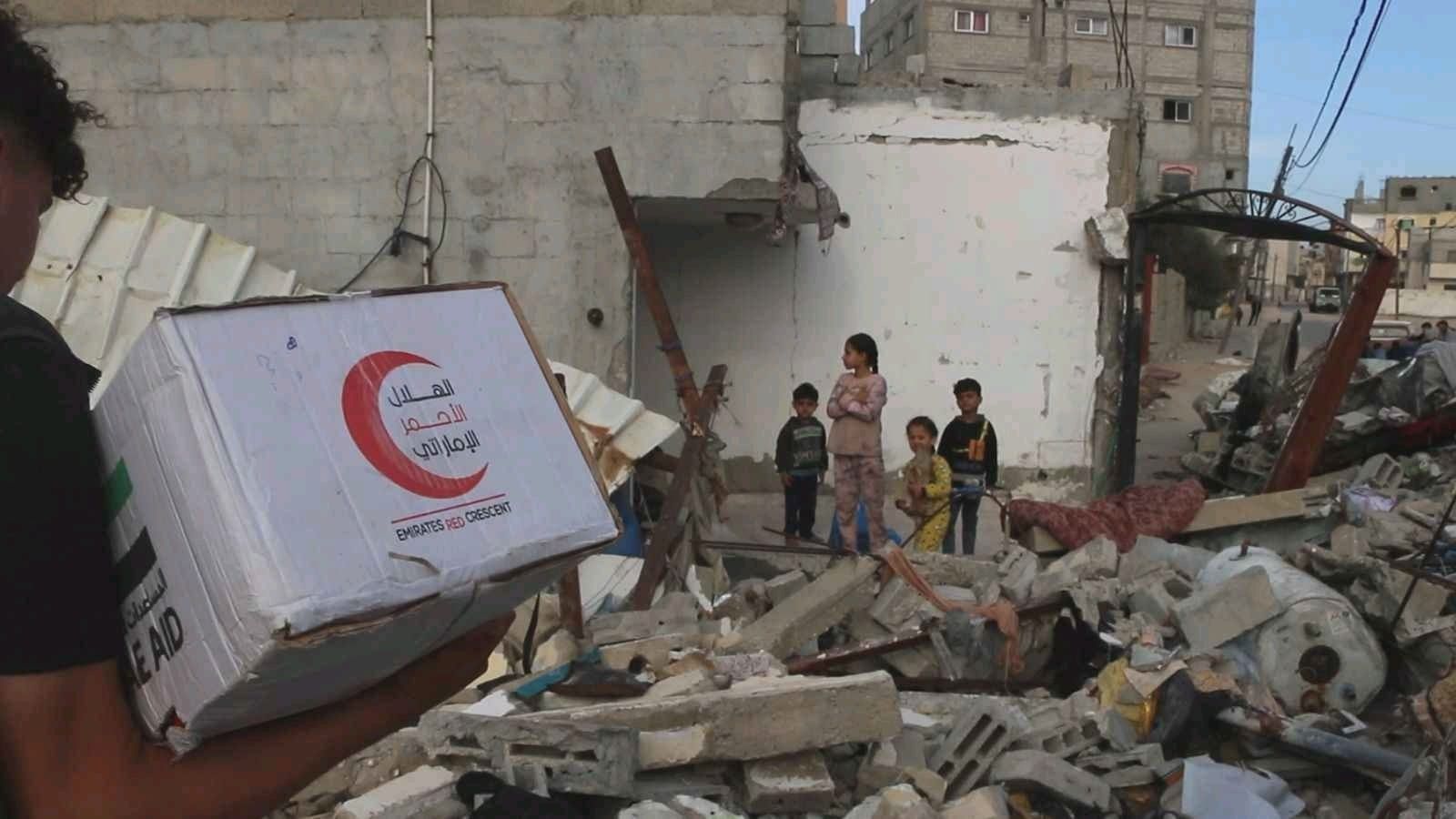 «الهلال الأحمر الإماراتي» يواصل توزيع المساعدات الإغاثية على أهالي قطاع غزة