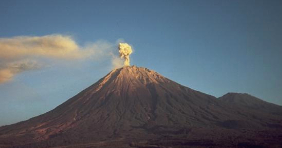 الصورة : 2021 ثوران بركان سيمرو في جزيرة جاوة في إندونيسيا مسبباً مقتل أكثر من 34 شخصًا وإصابة 169 آخرين.