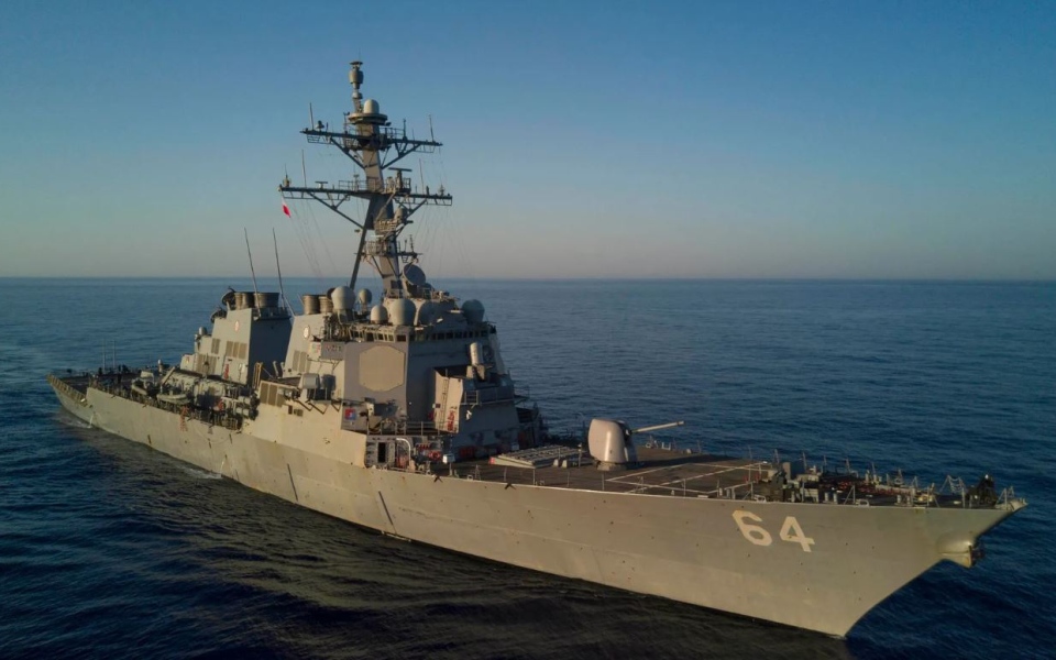 الصورة: الصورة: مدمرة أمريكية تسقط 3 مسيّرات بعد هجمات استهدفت سفنا بالبحر الأحمر