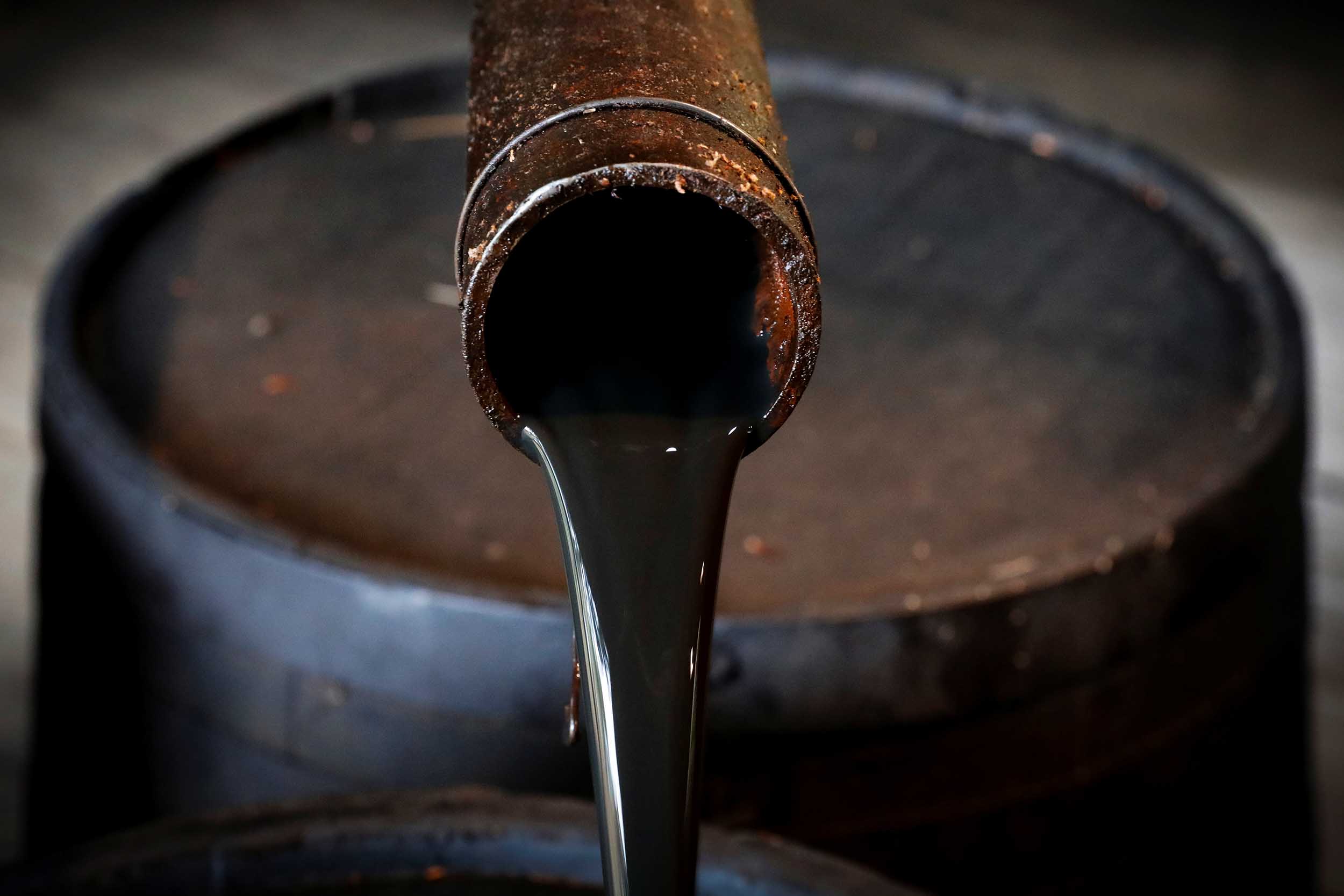 النفط يرتفع مع عودة التوتر في الشرق الأوسط مطلع الأسبوع