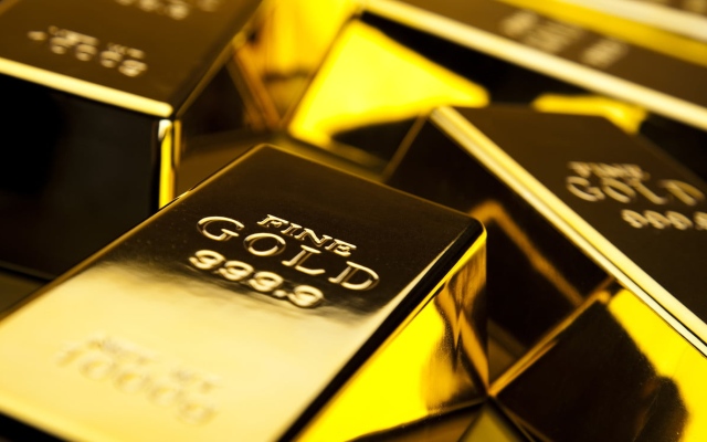 الصورة: الصورة: أسعار الذهب تسجل سعراً قياسياً تاريخياً يتخطى 2135 دولاراً للأونصة