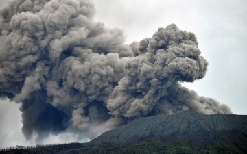 الصورة: الصورة: توقف البحث عن 12 مفقوداً .. مقتل 11 متسلقاً بعد ثوران بركان في إندونيسيا