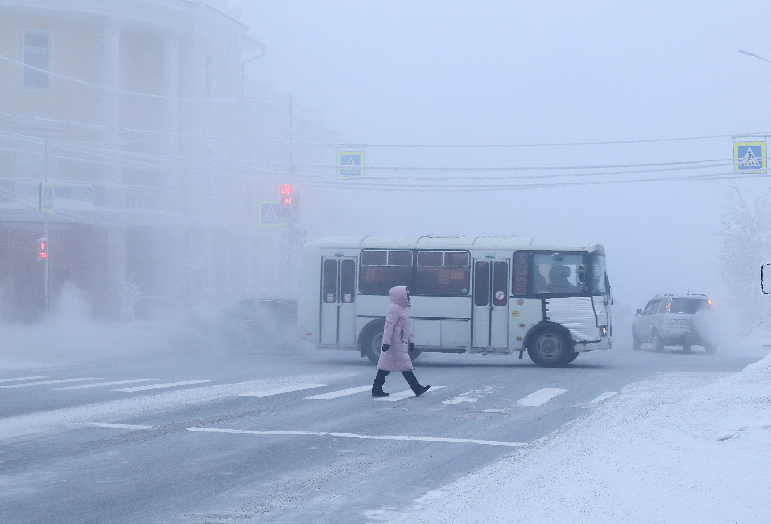 درجات الحرارة في سيبيريا تنخفض إلى 50 تحت الصفر والثلوج تغطي موسكو