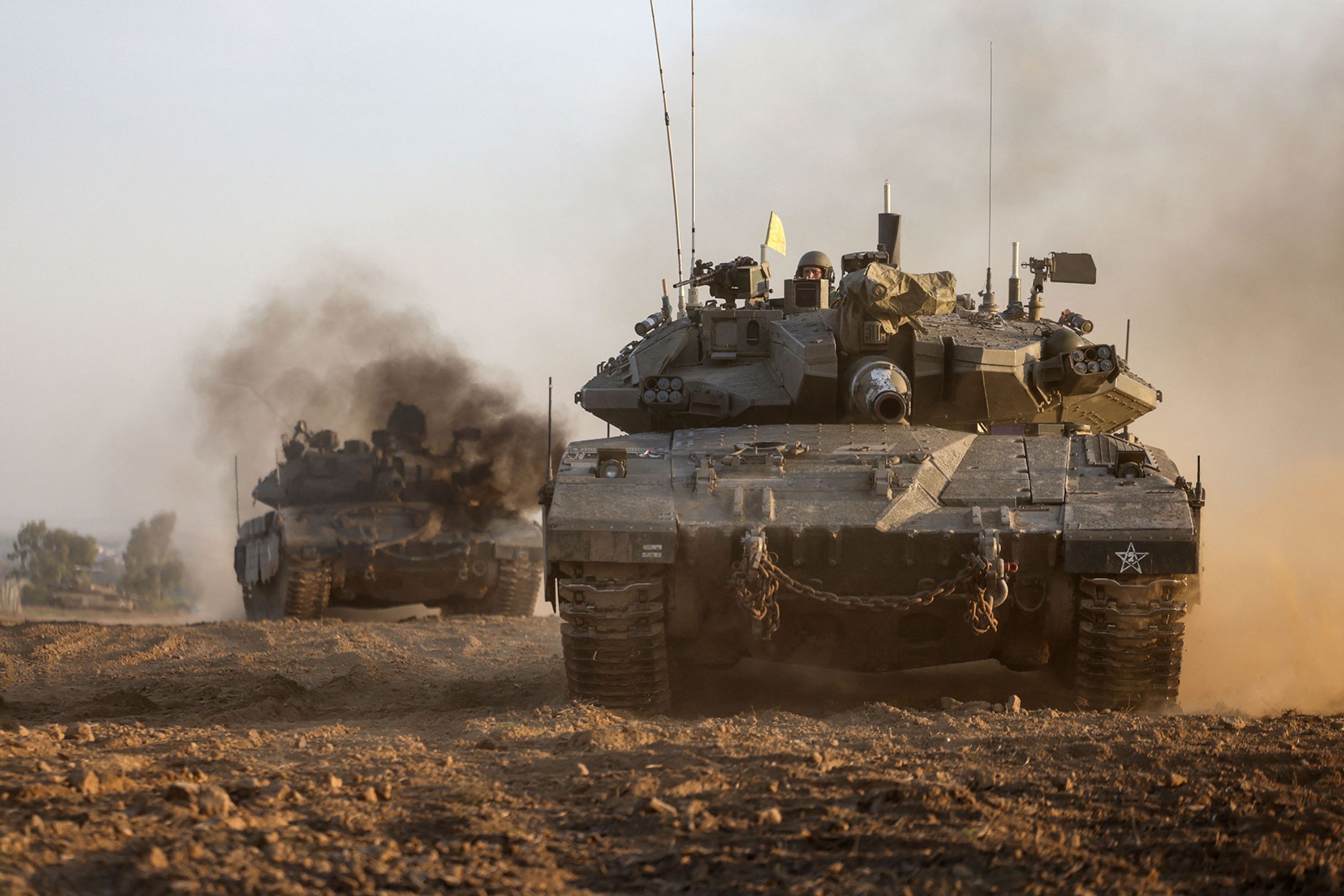 عشرات الدبابات والجرافات الإسرائيلية تتوغل في جنوب قطاع غزة
