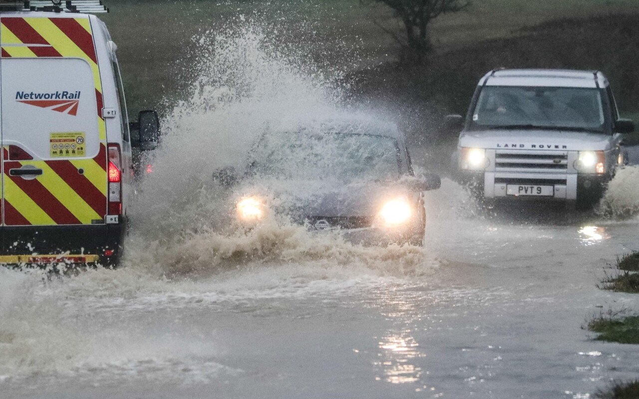 بريطانيا تصدر 30 تحذيراً من حدوث فيضانات بسبب الأمطار الغزيرة