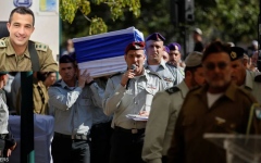 الصورة: الصورة: جثته في قبضة حماس.. إسرائيل تشيع أكبر قائد عسكري قتل بالحرب في جنازة رمزية