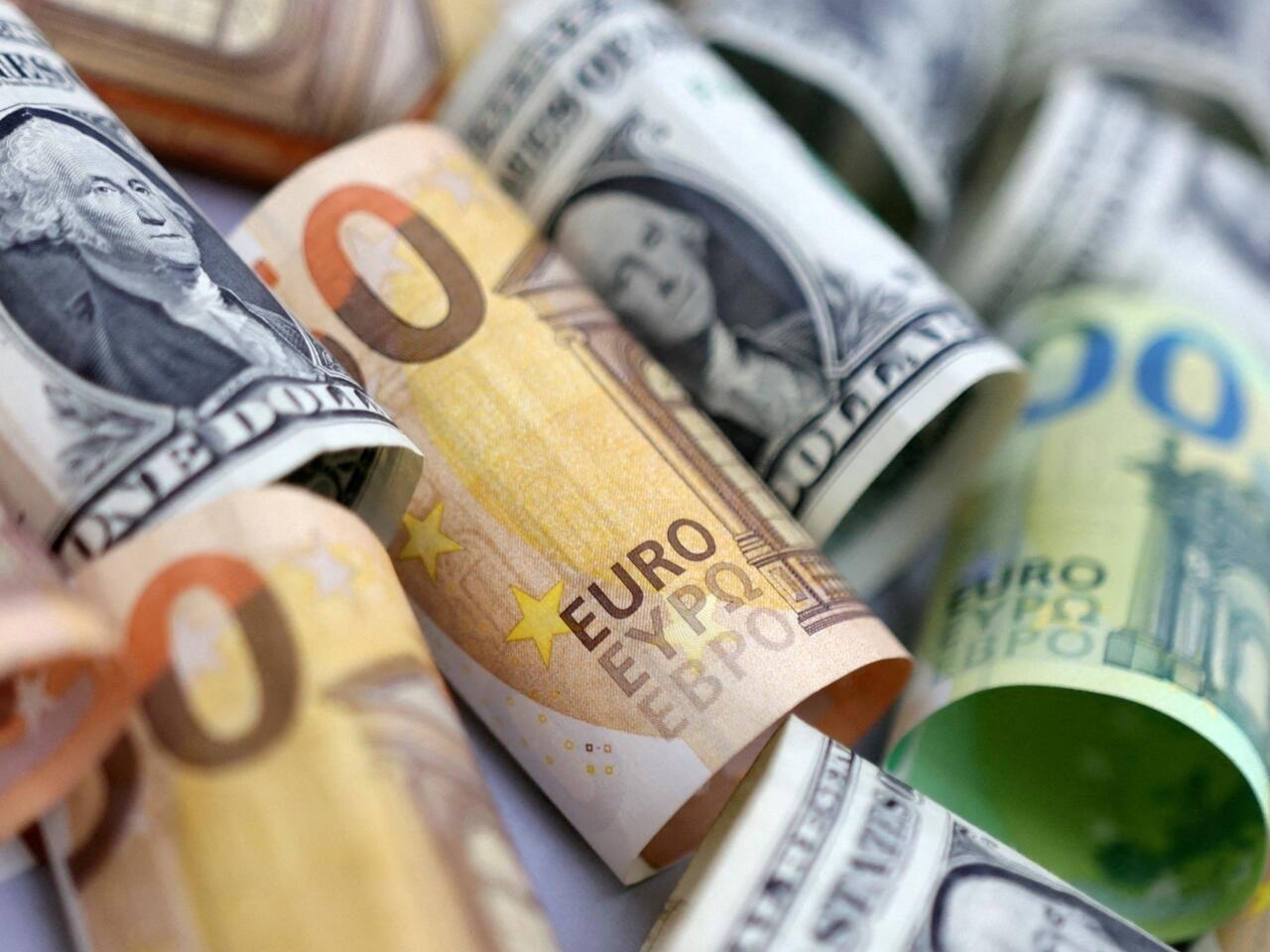 اليورو يتلقى ضربة من المركزي الأوروبي.. والدولار يتماسك