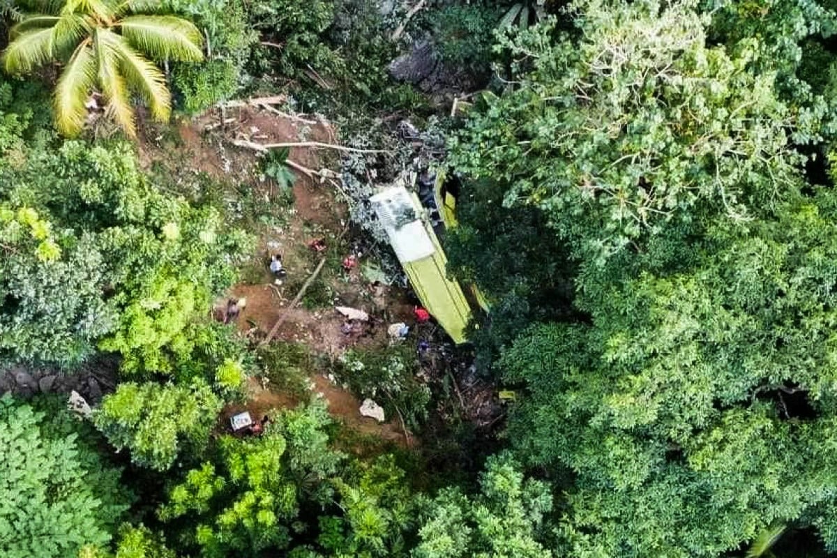 مقتل 17 شخصاً في سقوط حافلة من أعلى جبل في وسط الفلبين