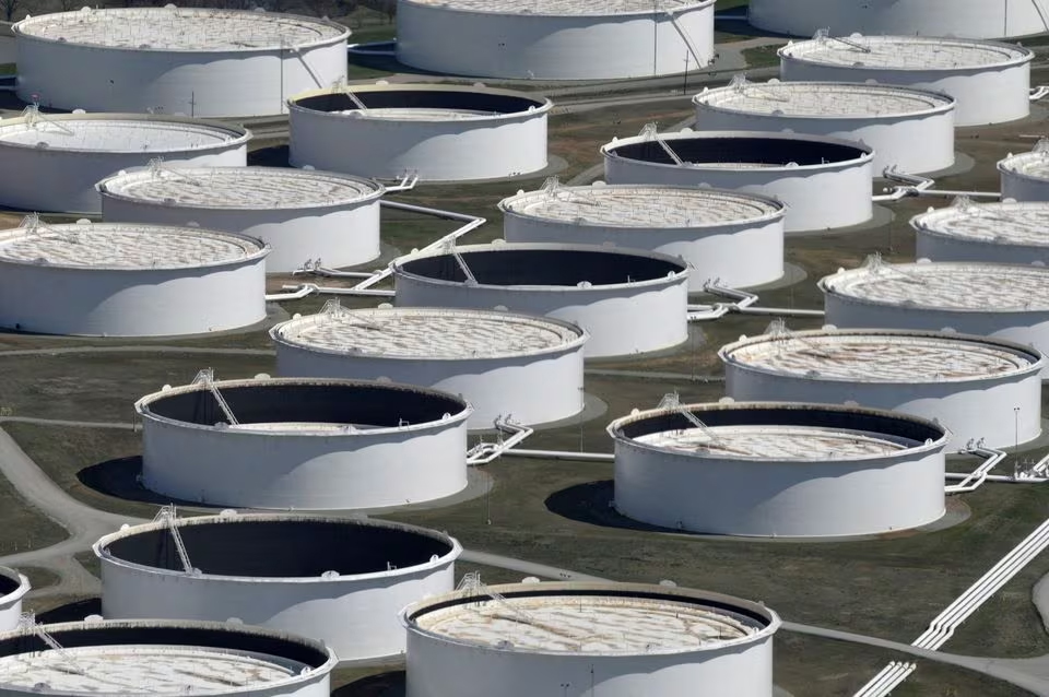النفط يواصل مكاسبه مع سعي الولايات المتحدة لشراء احتياطيات استراتيجية