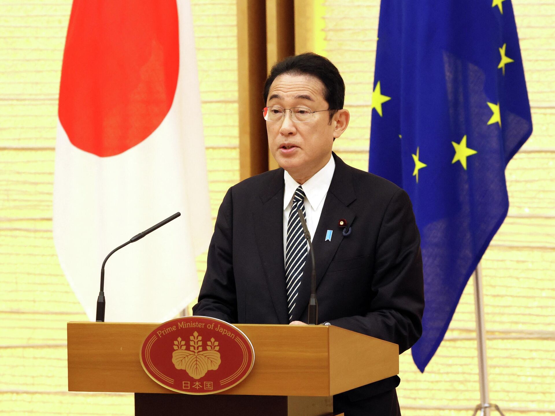 رئيس وزراء اليابان يجري تعديلاً حكومياً يشمل 4 وزراء على خلفية فضيحة مالية