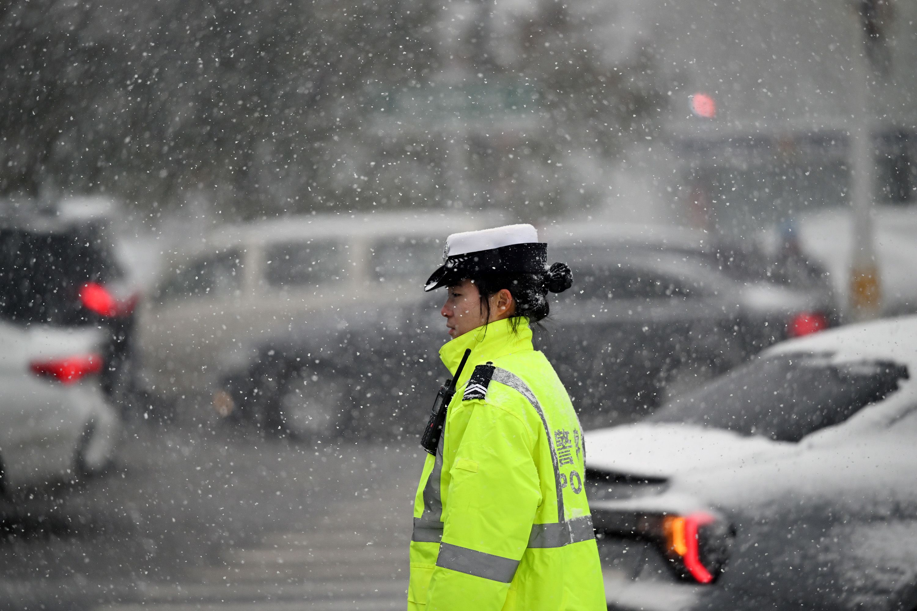 إغلاق الطرق وتأخير الرحلات الجوية في الصين بسبب العواصف الثلجية