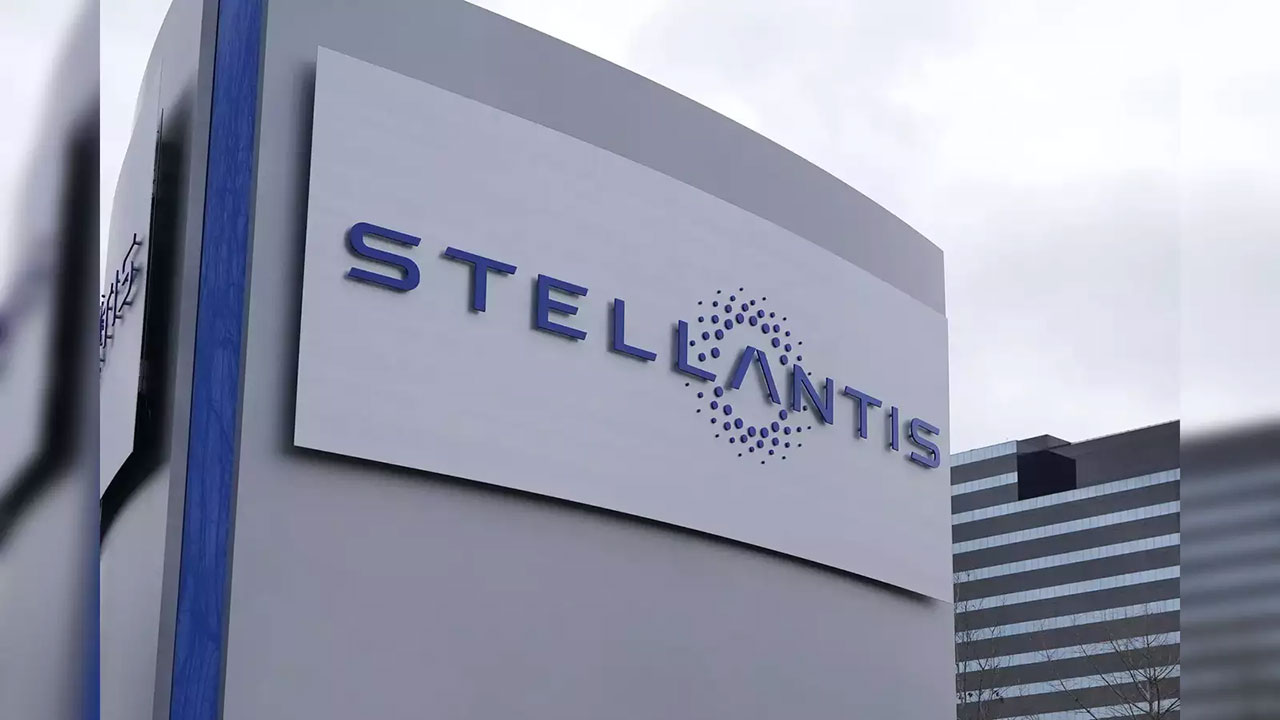 ستيلانتس تتفوق عالمياً على تسلا في تبديل بطاريات السيارات الكهربائية