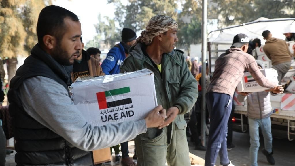 الهلال الأحمر الإماراتي يواصل توزيع الطرود الغذائية في غزة