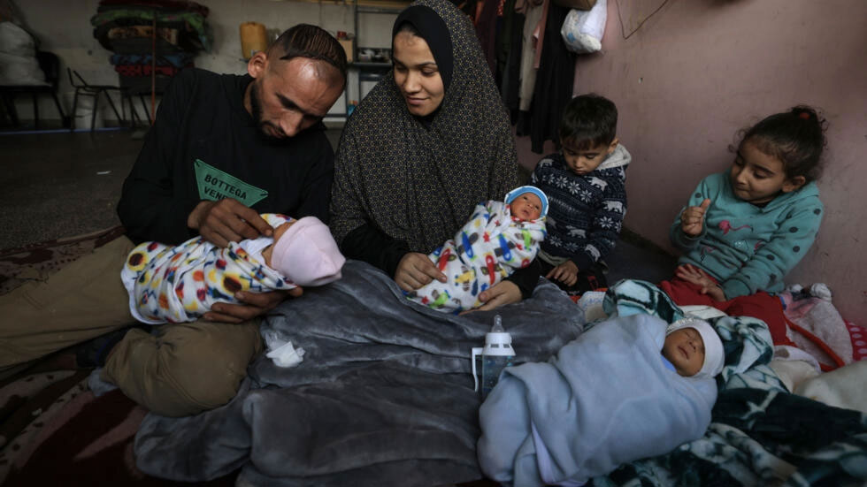 قصة فلسطينية أنجبت أربعة توائم في غزة بعد نزوحها مشياً على الأقدام