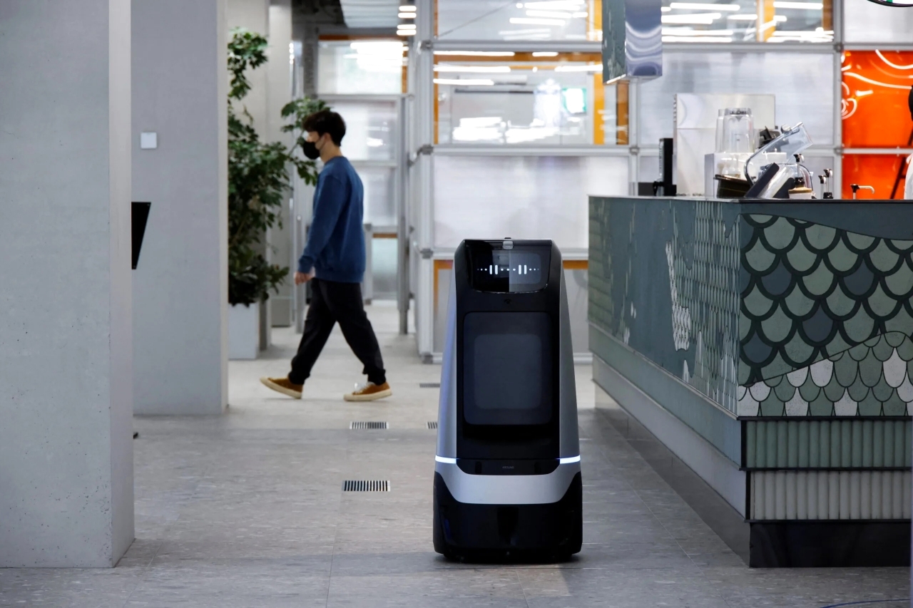 روبوتات «نيفر» الكورية الجنوبية تختبر آفاقاً جديدة للعمل المكتبي