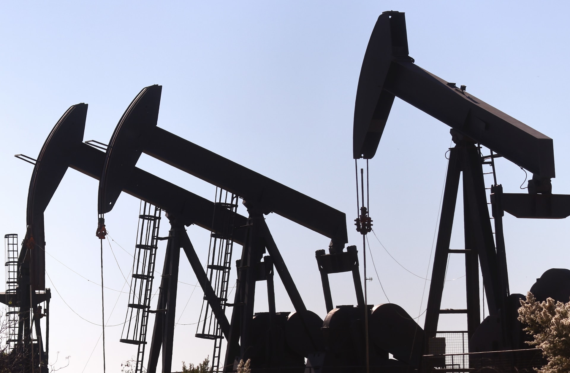 أسعار النفط تنخفض 10% في عام 2023 بسبب مخاوف بشأن العرض والطلب