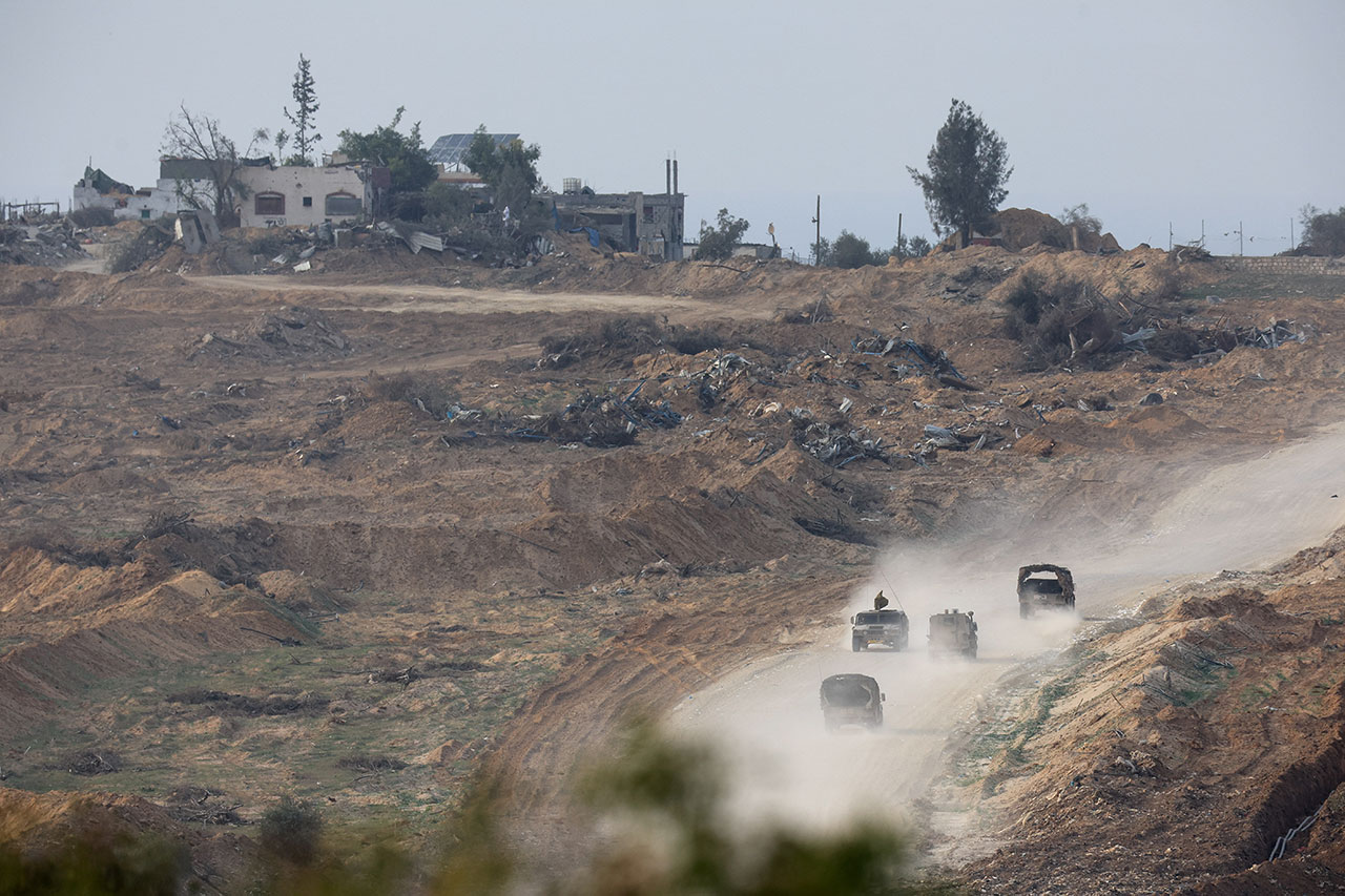 الدبابات الإسرائيلية تتوغل في وسط غزة وغارة تقتل 20 فلسطينياً في رفح