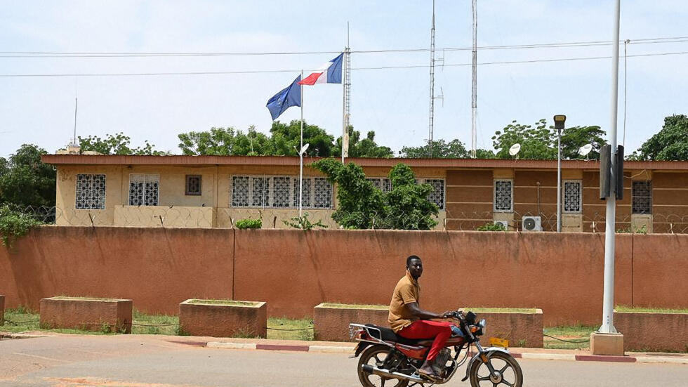 فرنسا تعلن إغلاق السفارة في النيجر حتى إشعار آخر