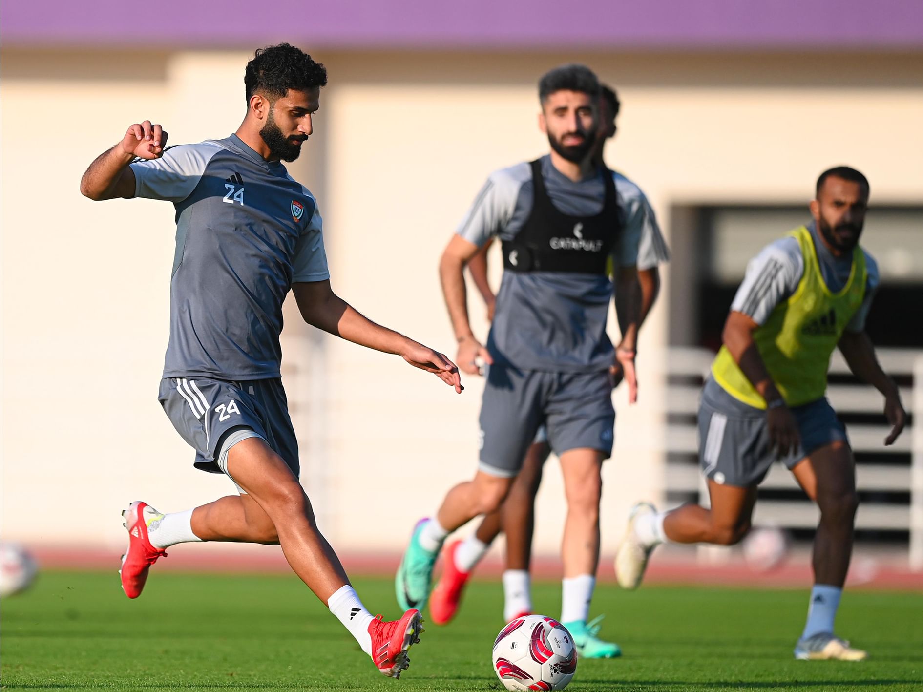 منتخب الإمارات يواجه شقيقه العماني ودياً غداً استعداداً لنهائيات كأس آسيا