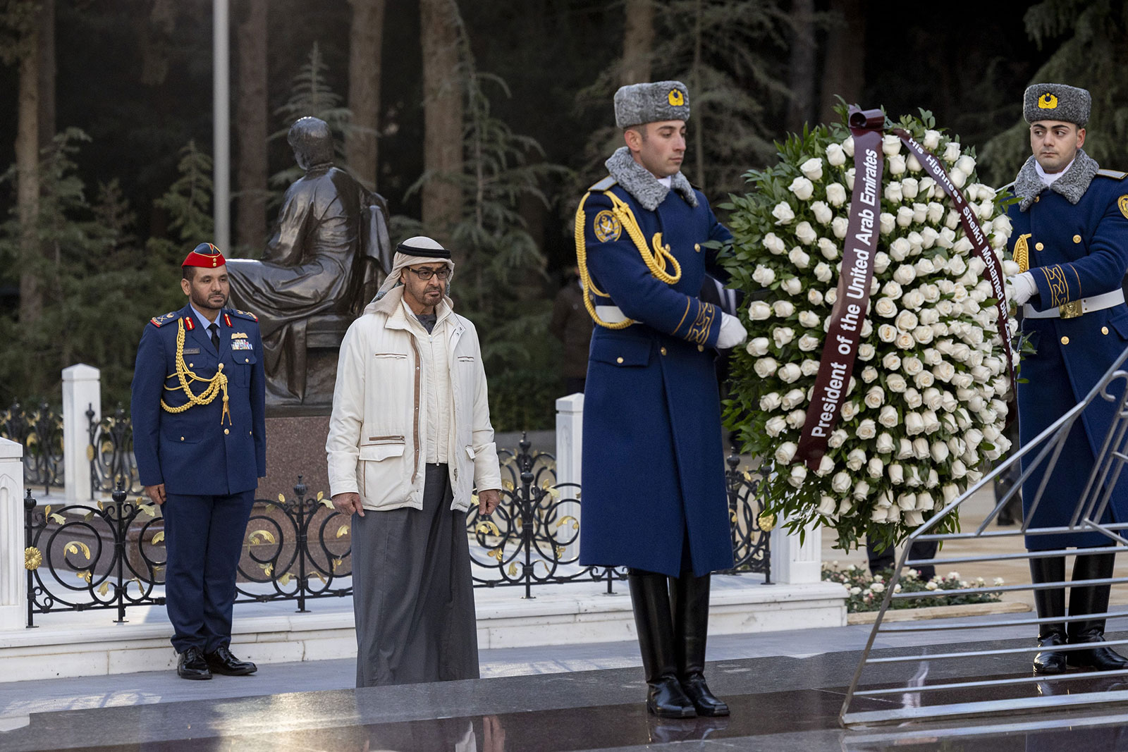 رئيس الدولة يزور ضريح مؤسس أذربيجان وحديقة الشهداء في باكو