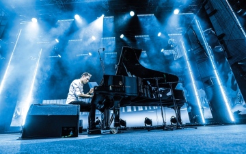 الصورة: الصورة: بيتر بنس يعزف في دبي 18 أكتوبر
