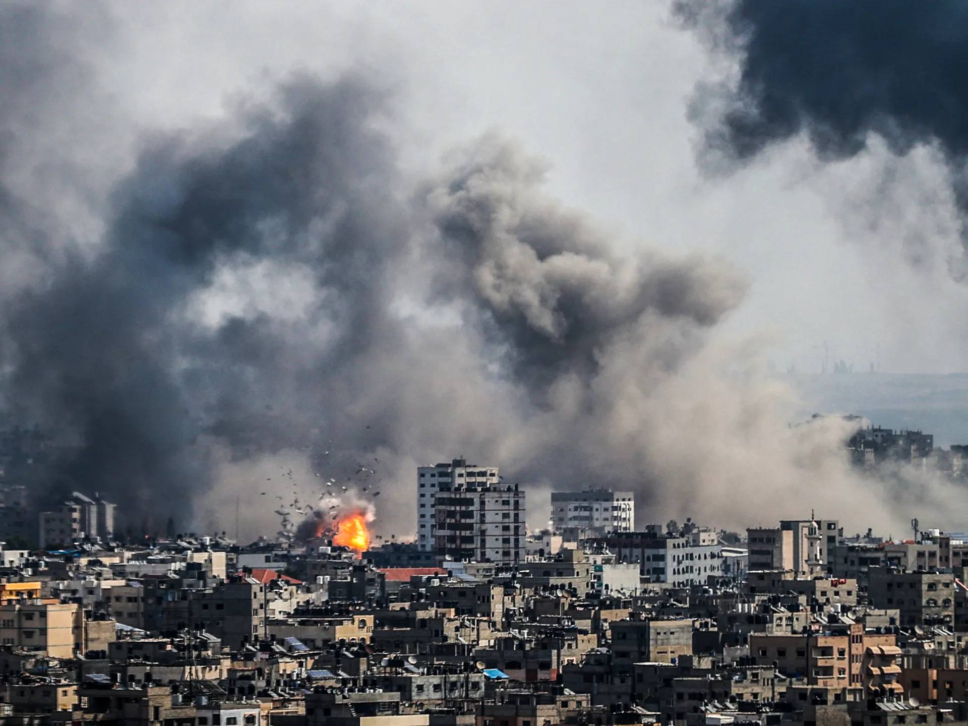 مقتل 4 مسعفين في غارة إسرائيلية على سيارة إسعاف في قطاع غزة