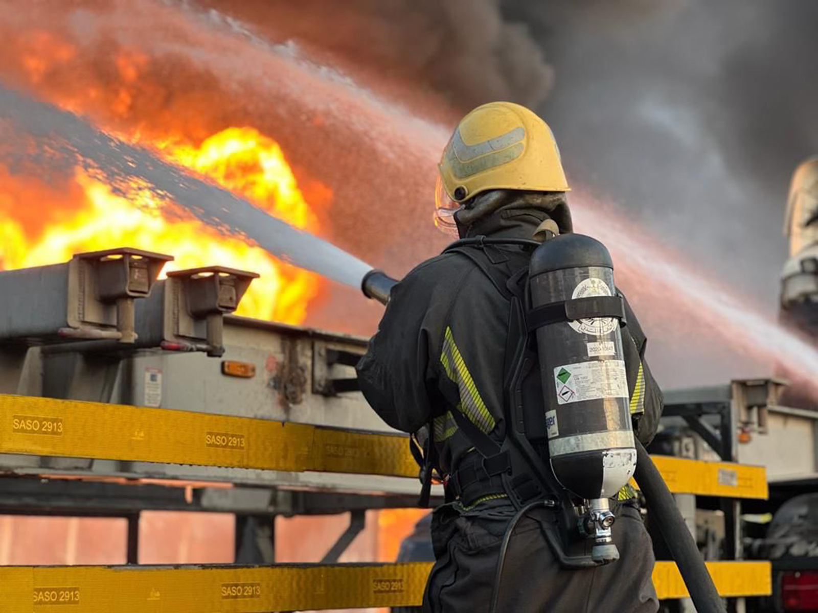 السيطرة على حريق بحاويات ميناء الملك عبد العزيز في السعودية