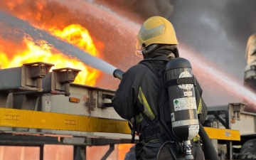 الصورة: الصورة: السيطرة على حريق بحاويات ميناء الملك عبد العزيز في السعودية