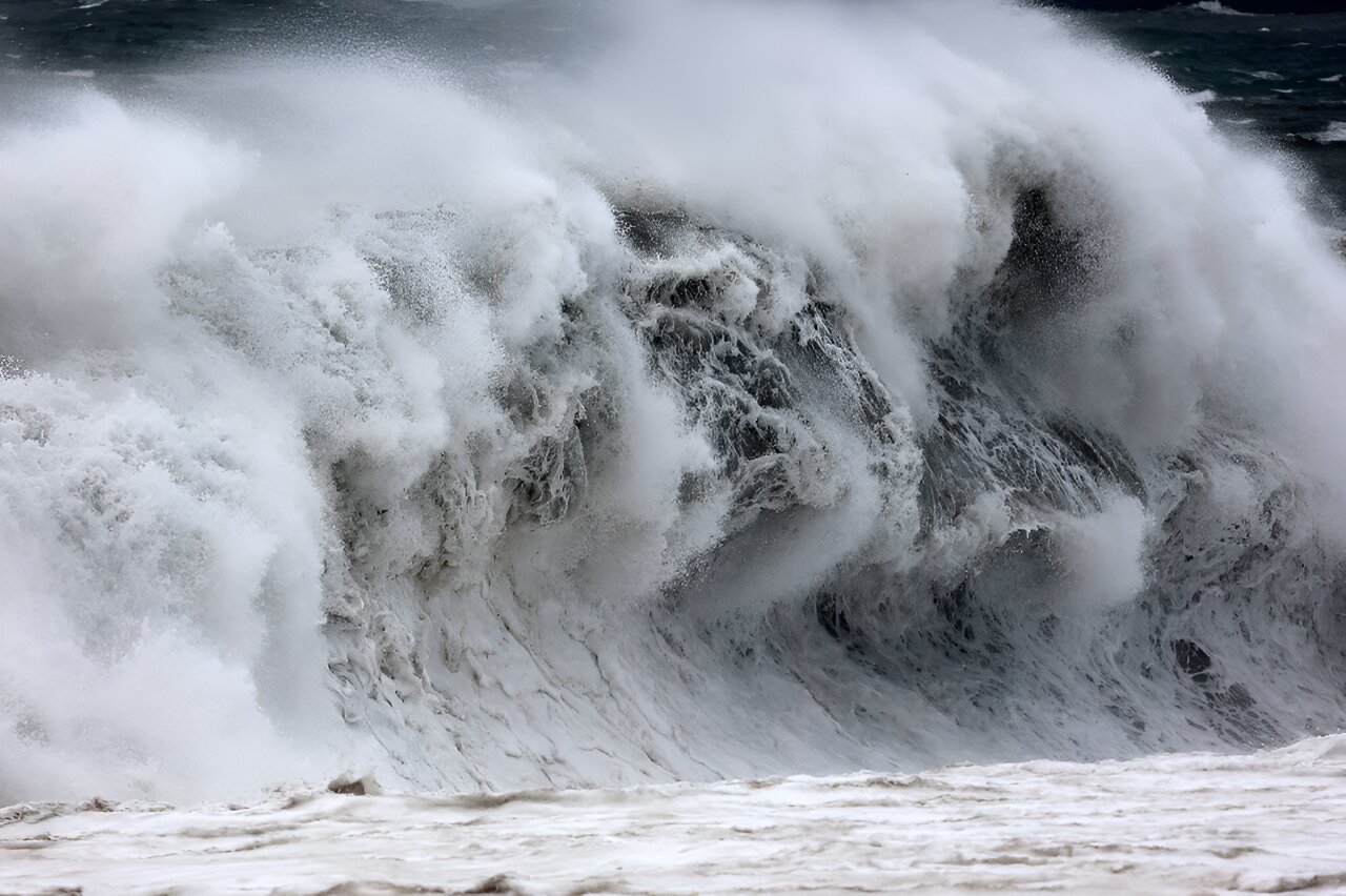جزيرة ريونيون الفرنسية في حالة تأهب قصوى مع ترقّب إعصار مداري