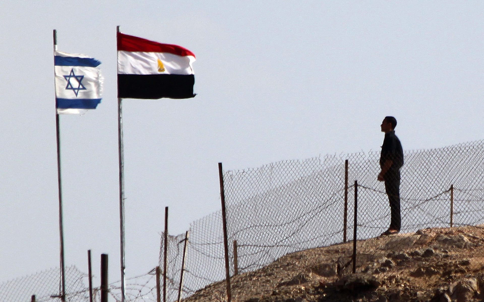 مصر تحبط تهريب مخدرات على الحدود مع إسرائيل