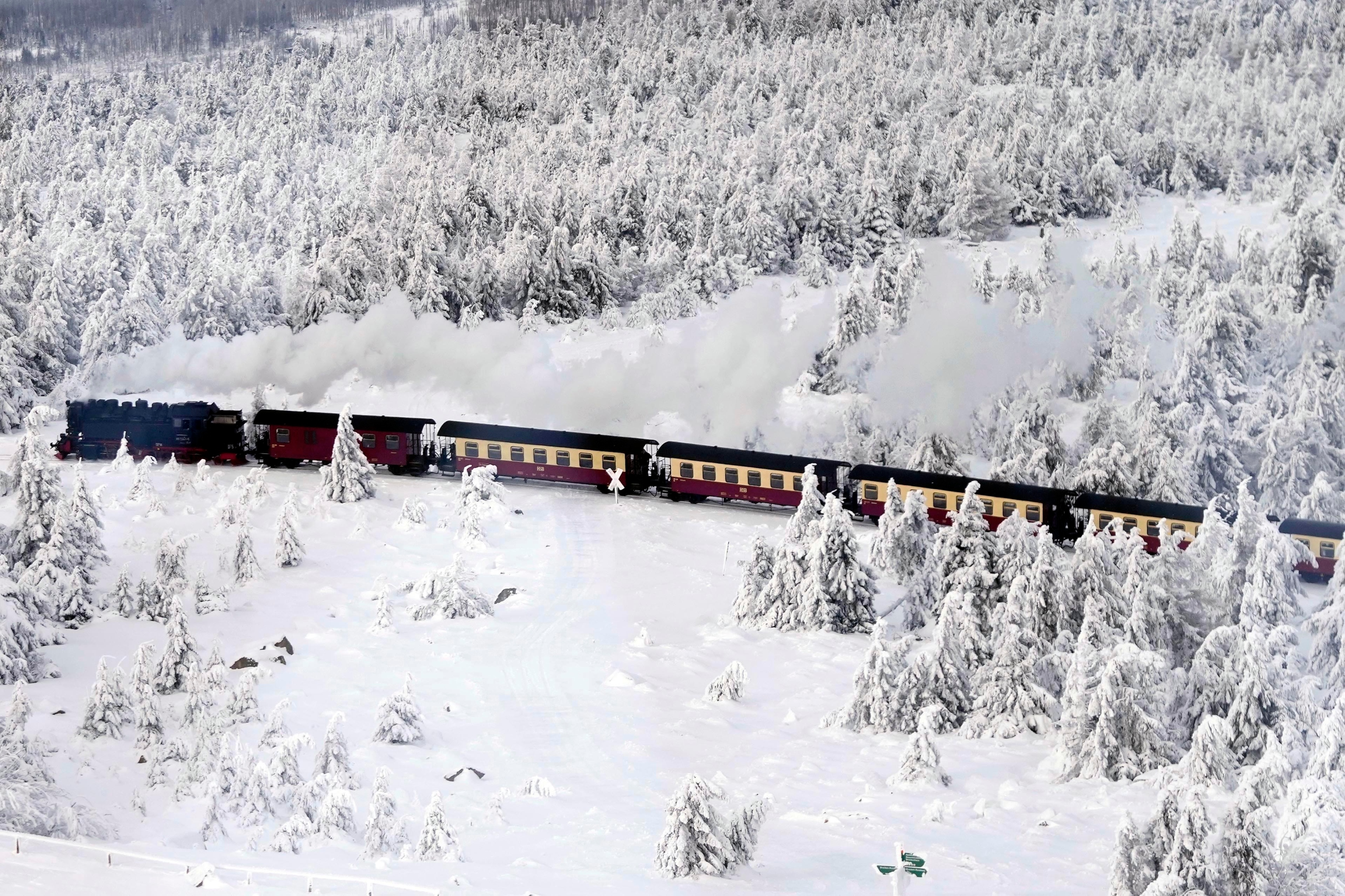 تساقط كثيف للثلوج في ألمانيا «يوقف» حركة الطيران والقطارات