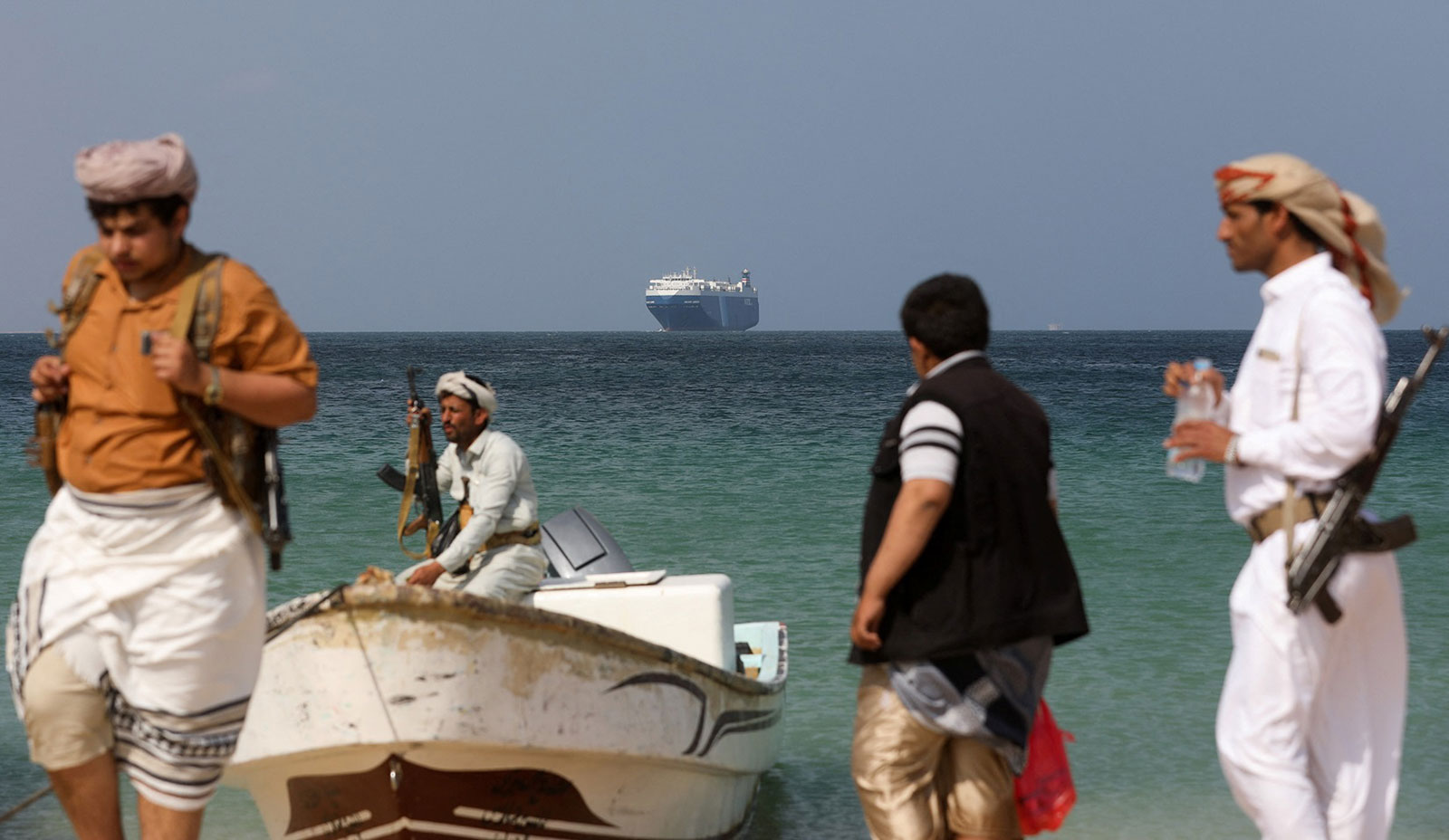 الحوثيون يعلنون استهداف سفينة أمريكية في خليج عدن